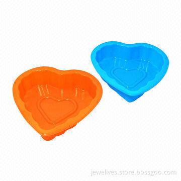 Sweet heart-shaped silicone baking cake pans in middle size